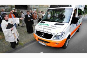 Mit dem Segen der Kirchen geht der zweite Bürgerbus im Juli 2012 an den Start